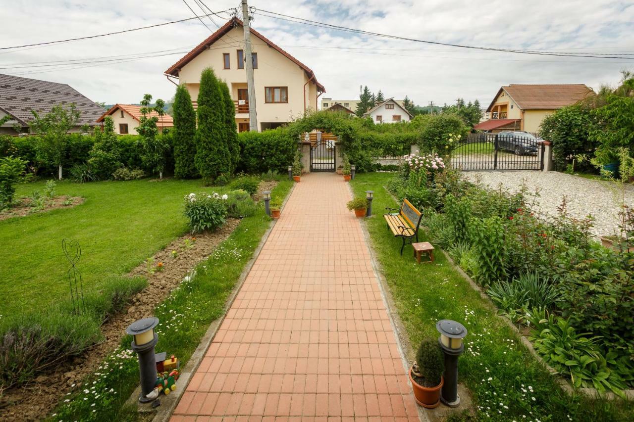 Отель Casa Florilor Куртя-де-Арджеш Экстерьер фото