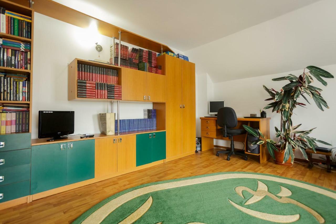 Отель Casa Florilor Куртя-де-Арджеш Экстерьер фото
