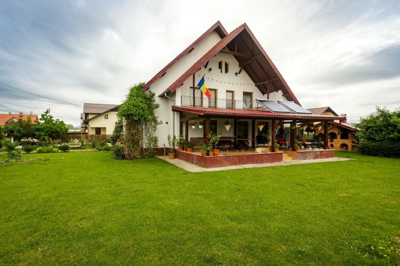 Отель Casa Florilor Куртя-де-Арджеш Экстерьер фото